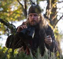 Woody Harrelson interpreta a Charlie Frost, un hombre obsesionado con las profecías relacionadas al "2012"